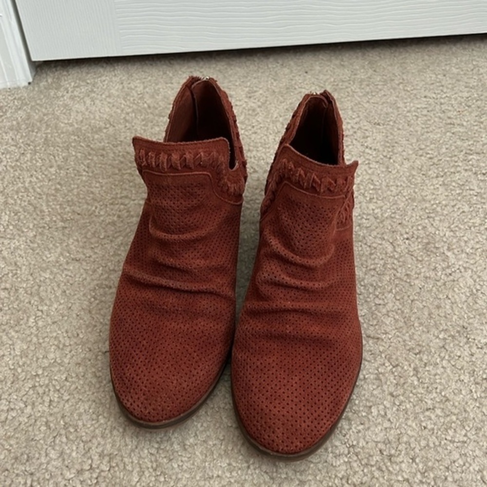 Vince Camuto ladies size 8 1/2 suede‎ booties